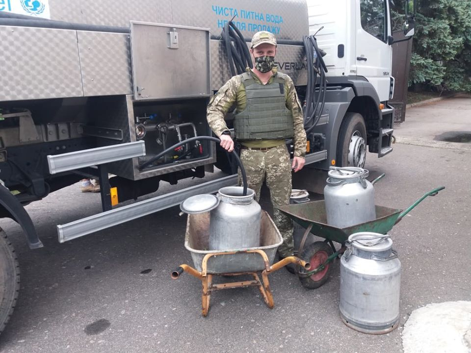 Военные из состава ООС помогли с продуктами и восстановлением домов жителям Опытного