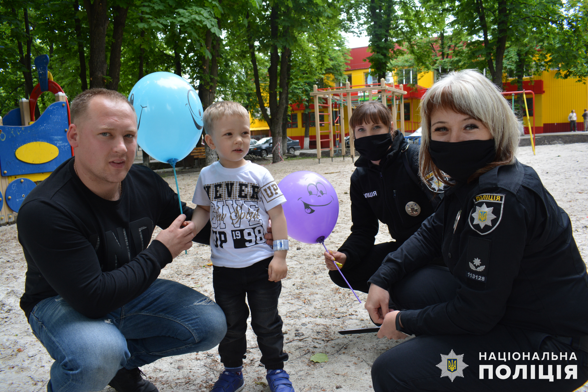 Полиция Волновахи поздравила юных горожан с Днем защиты детей