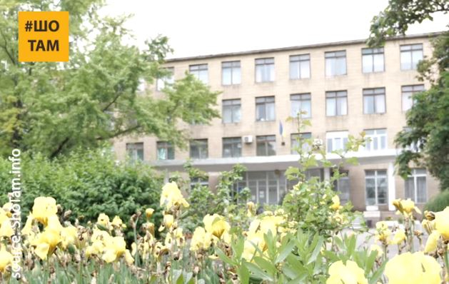 Мариупольские студенты высадили алею для защиты от завода: видео