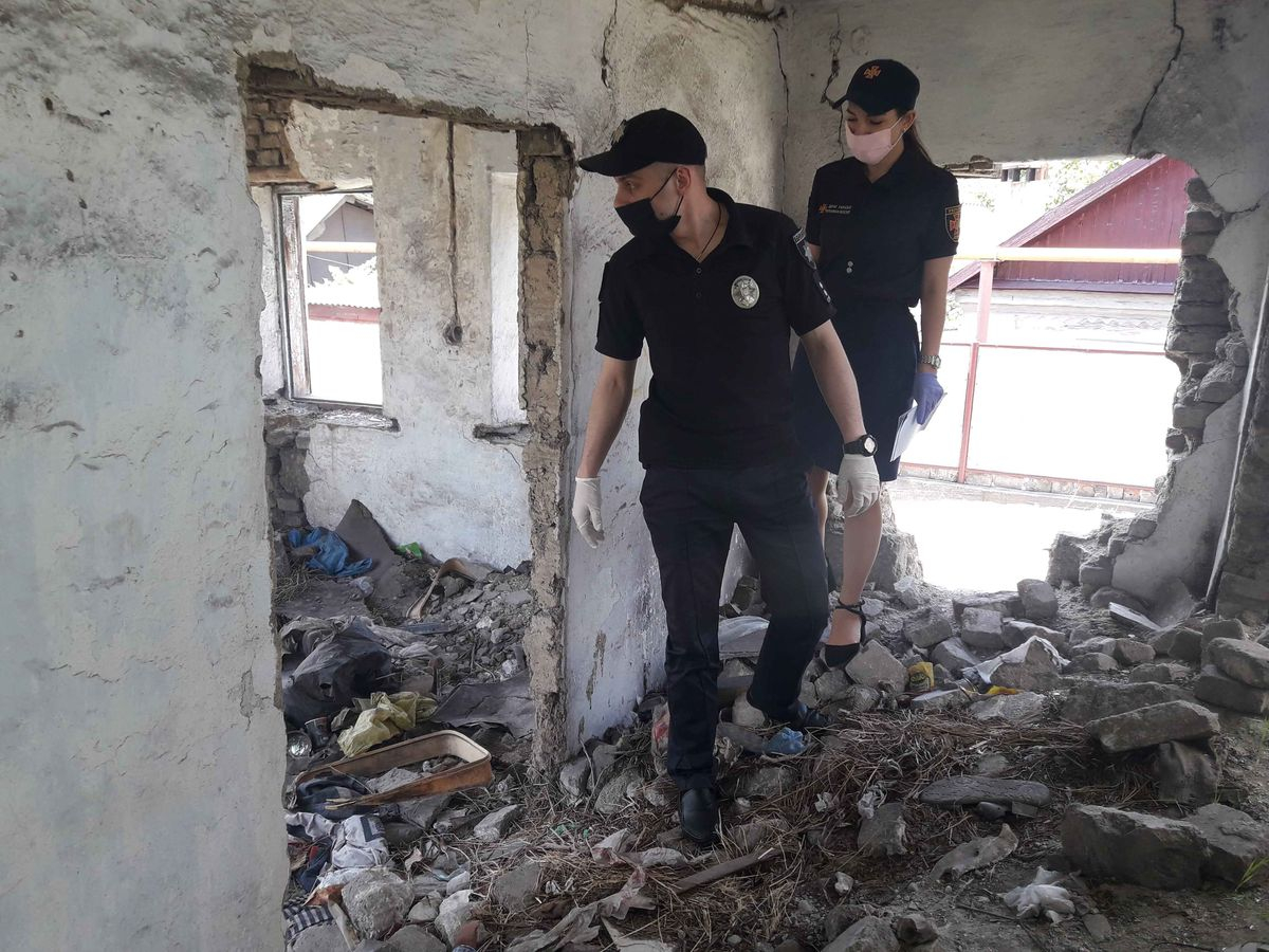 В Мариуполе спасатели и полиция обследовали нежилые и заброшенные дома