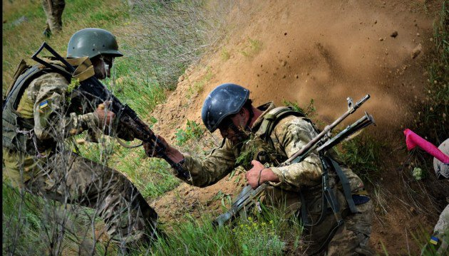 Сутки в ООС: 14 обстрелов, двое украинских защитников ранено