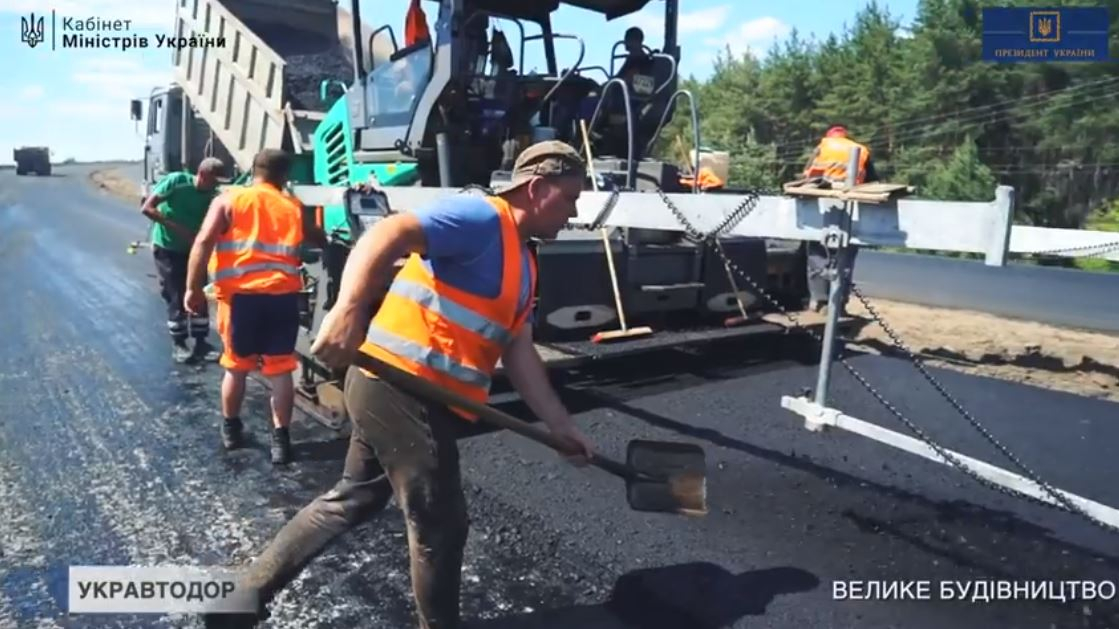Возле Счастья на Луганщине продолжают укладывать новый асфальт: видео