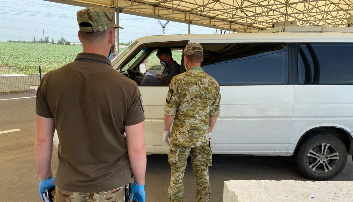 На КПВВ Донбасса продолжают прибывать люди