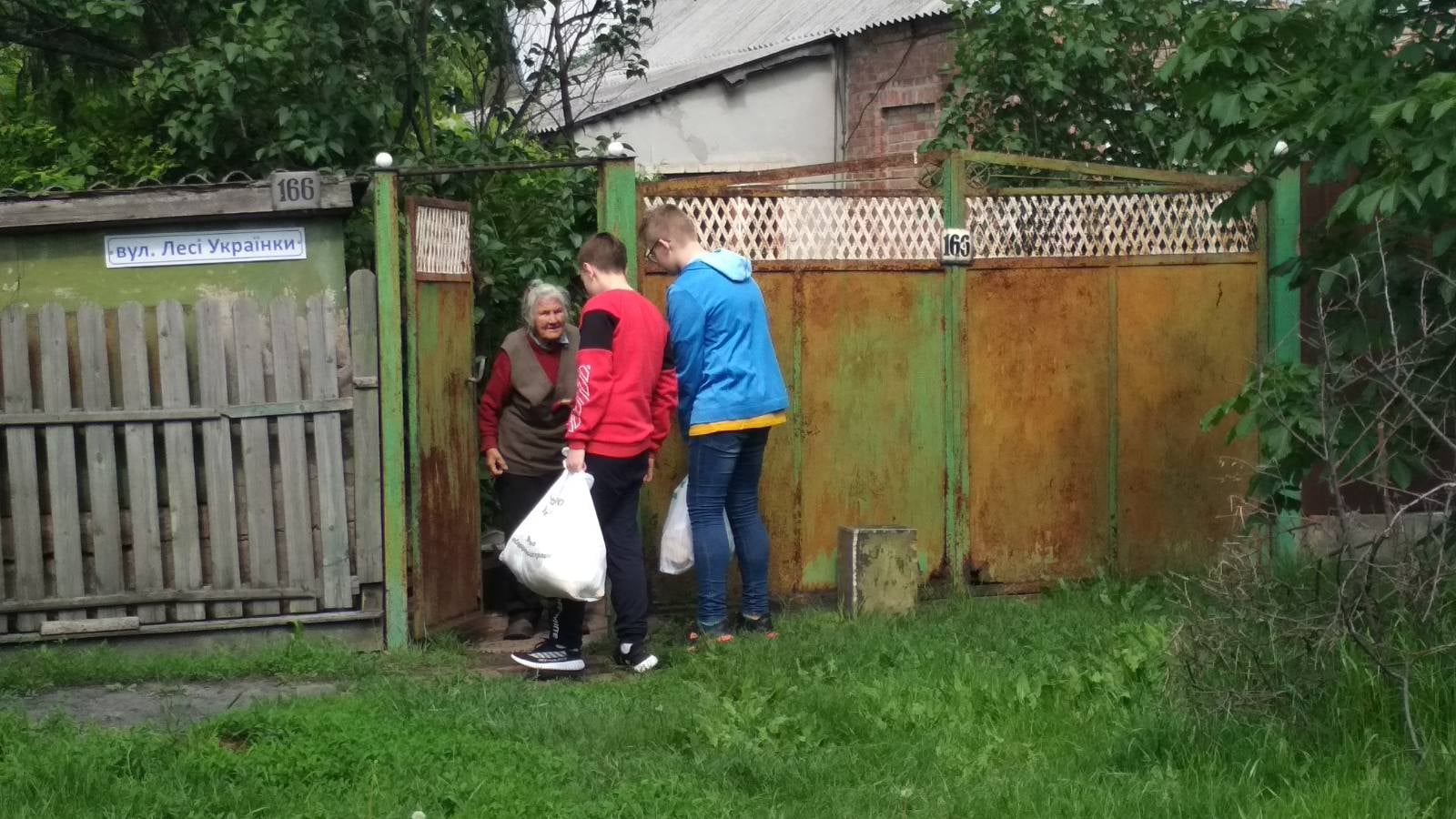 В Авдеевке волонтеры доставили продуктовые наборы пожилым и людям с инвалидностью