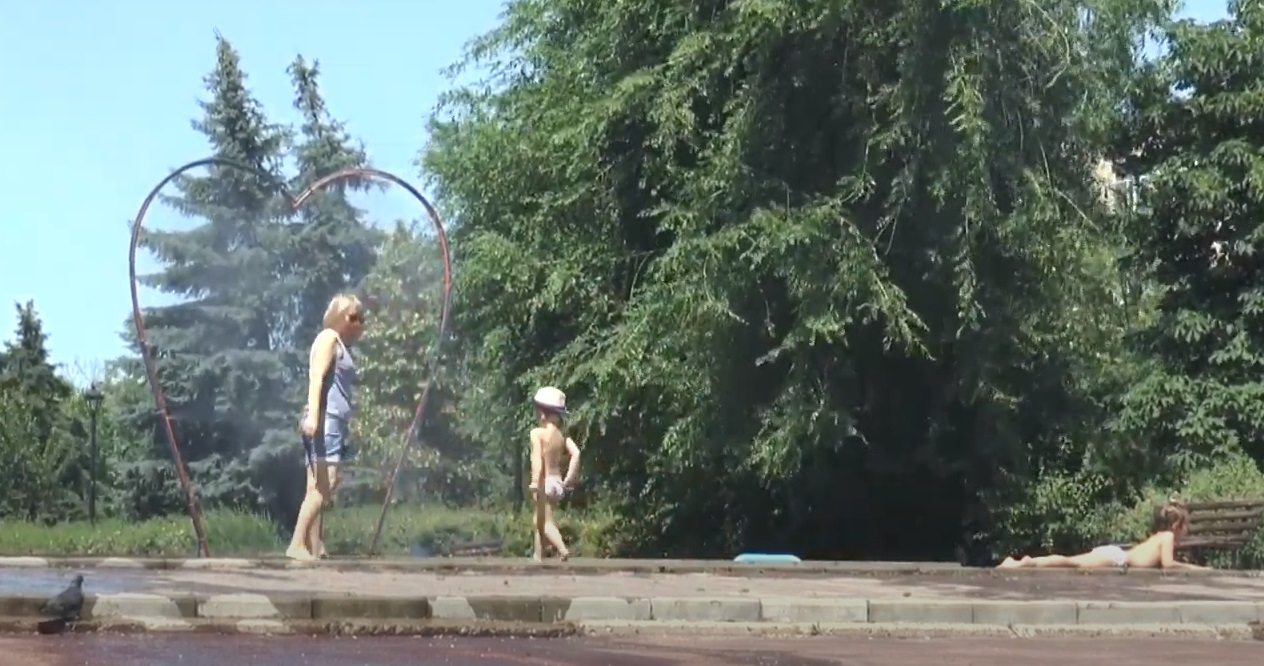 В Северодонецке на улицах установили распылители воды для пешеходов