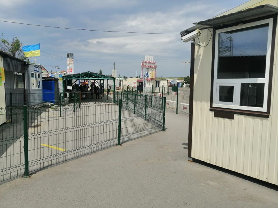Работу КПВВ "Станица Луганская" приостановили из-за сумки с подозрительной табличкой