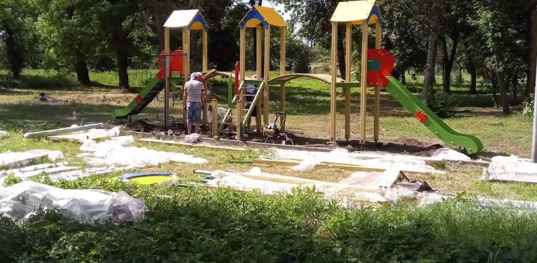 В парке Дружковки установили детскую площадку: видео
