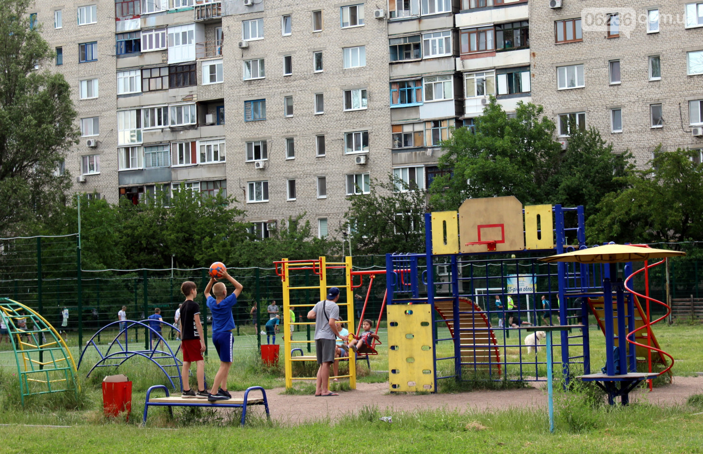 Карантин не помеха: в прифронтовой Авдеевке отдыхают в парках и занимаются спортом