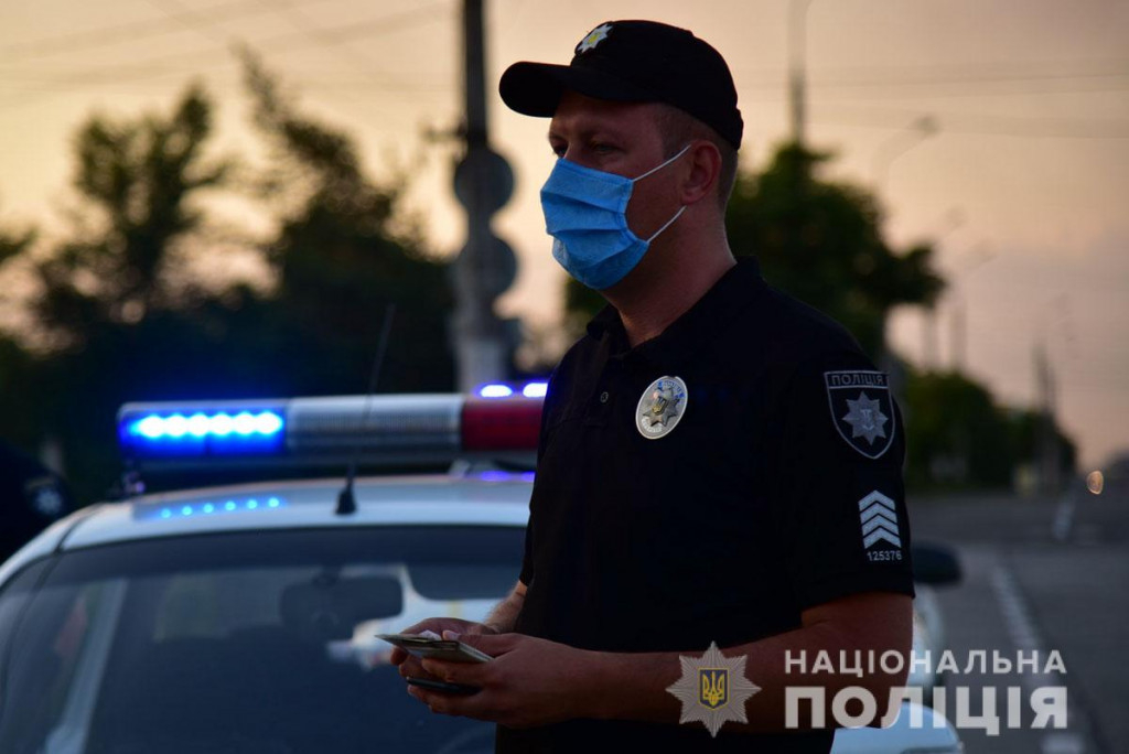 Во время отработки населенных пунктов в ООС полиция Мариуполя изъяла оружие и наркотики