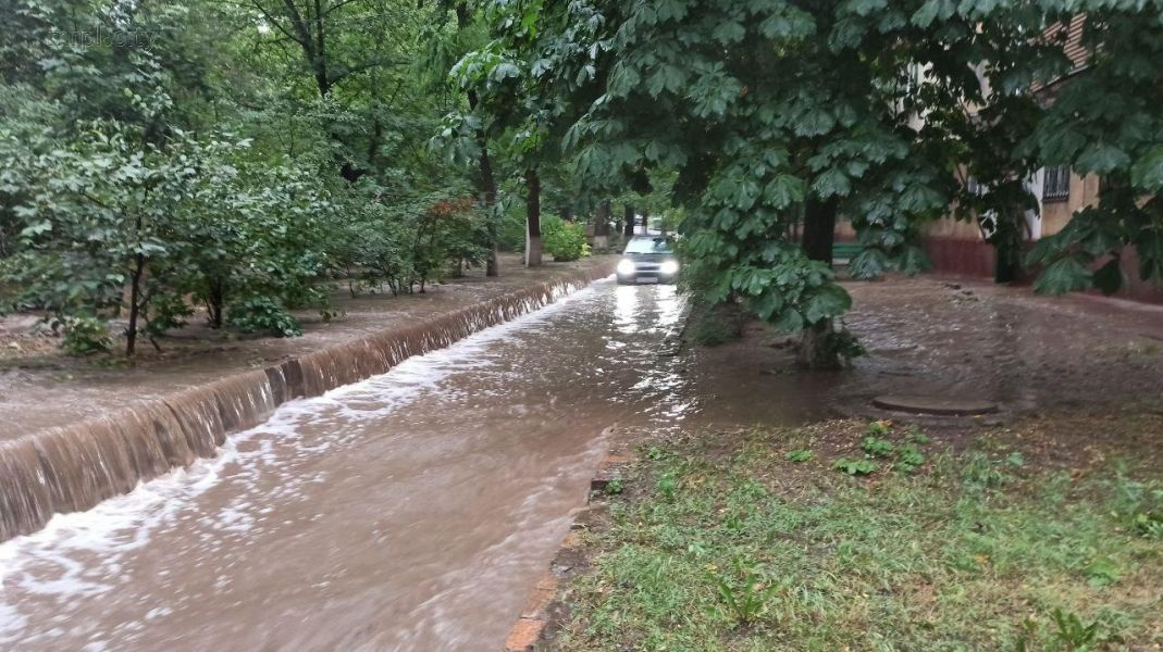 В Мариуполе разбушевалась стихия, улицы города затоплены: видео