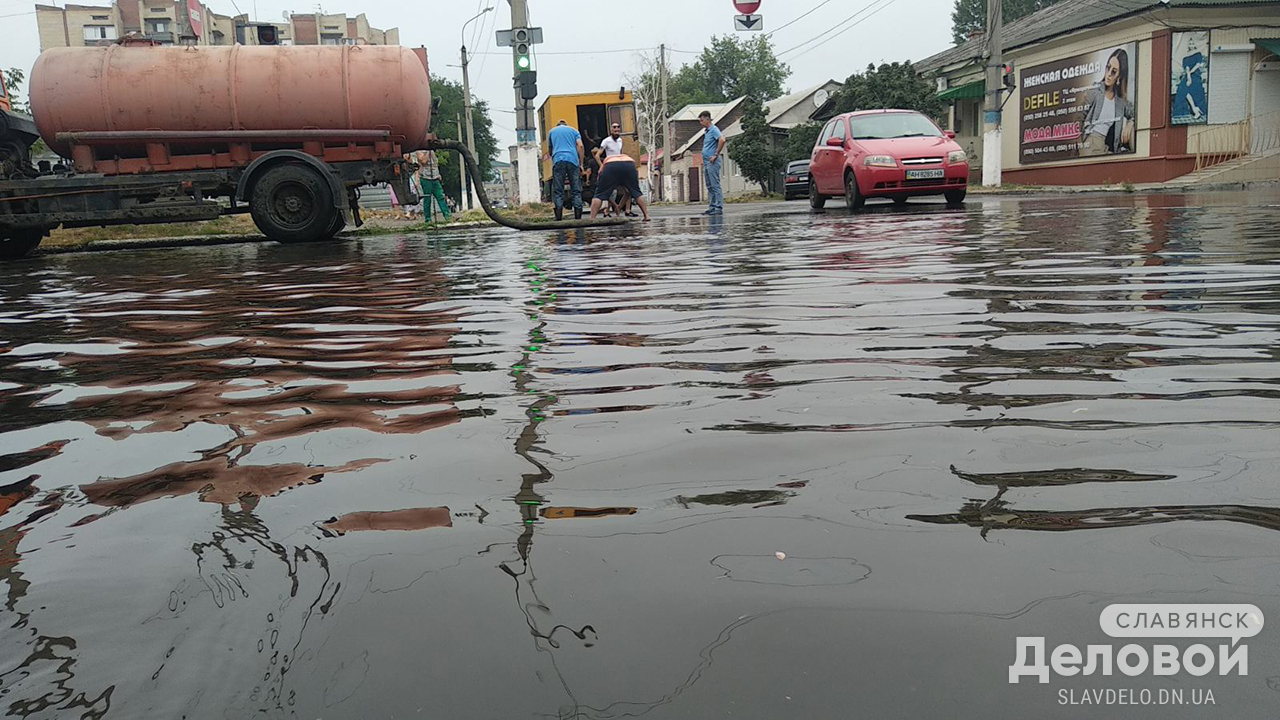 В центре Славянска порыв водовода: фото