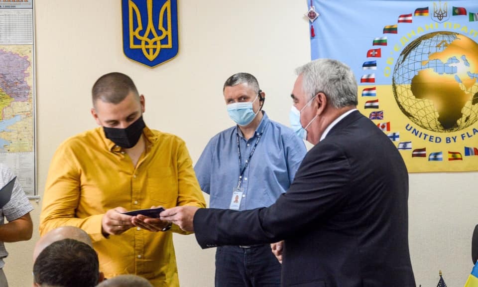 В Минветеранов добровольцам АТО вручили удостоверения УБД