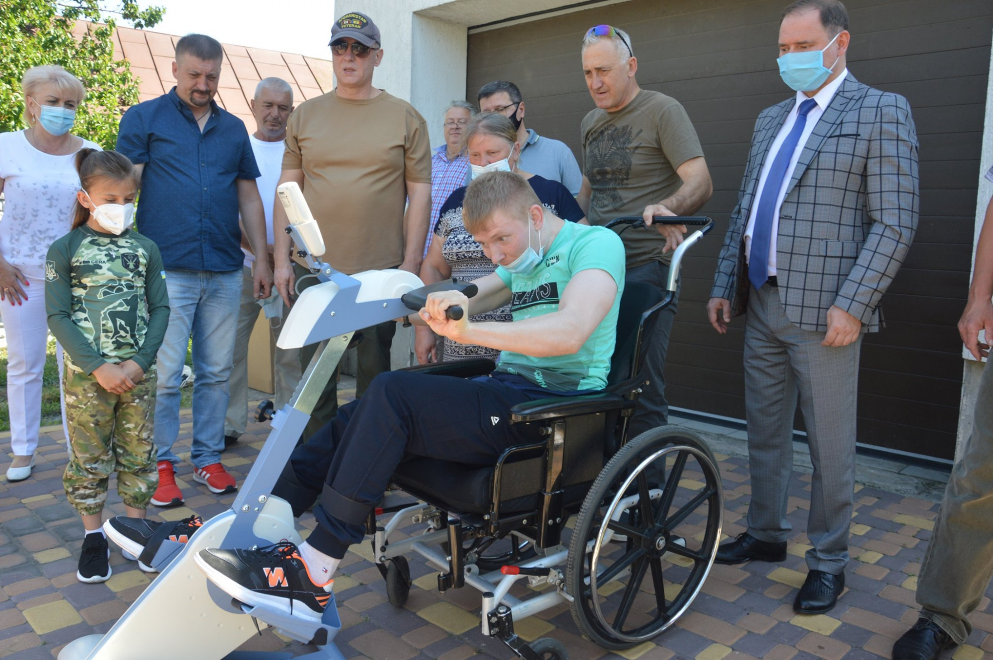 Для проходящего реабилитацию тяжелораненого воина АТО приобрели специальный тренажер