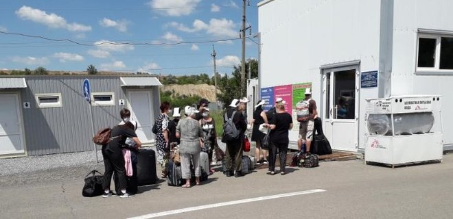 Пропускные пункты на линии разграничения закрыты: из Авдеевки в Донецк добирались больше суток, - соцсети