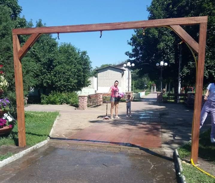 В Старобельске на Луганщине на период жары установили водную арку