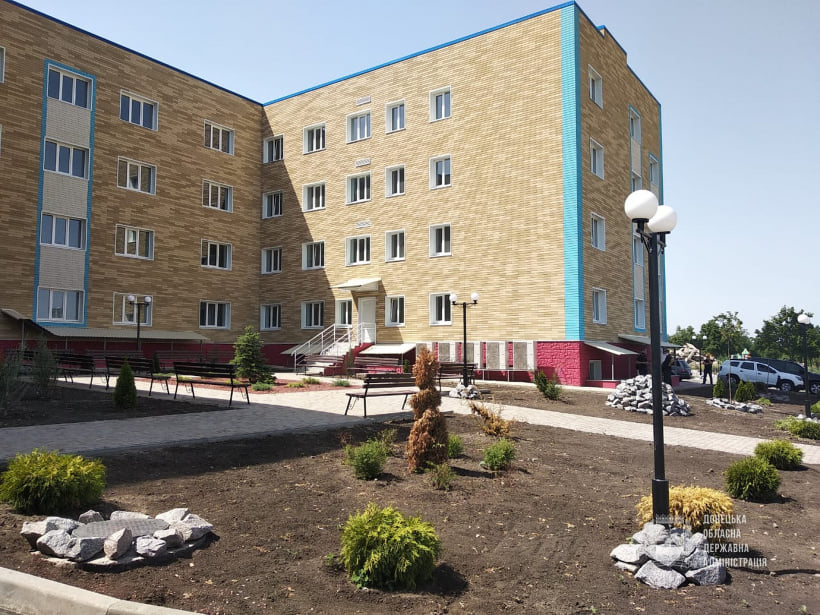 Послы четырех стран ЕС ознакомились с ходом реконструкции больницы на Семеновке в Славянске