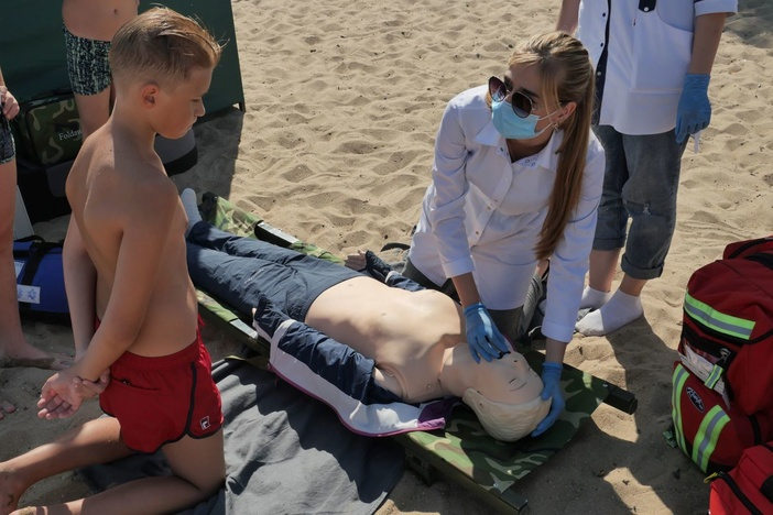В Мариуполе отдыхающих учили оказывать первую медицинскую помощь утопающим