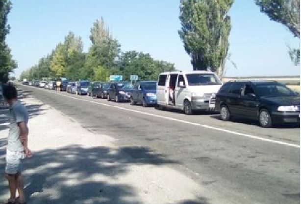 В сети появилось фото очереди из машин на побережье в ОРДО