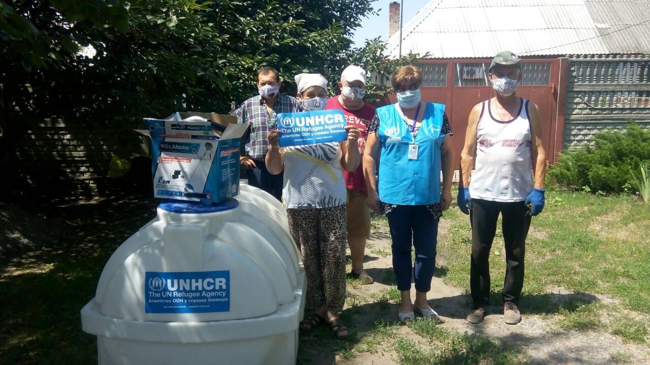 Волонтеры обеспечили жителей прифронтового села Водяное емкостью для запаса воды