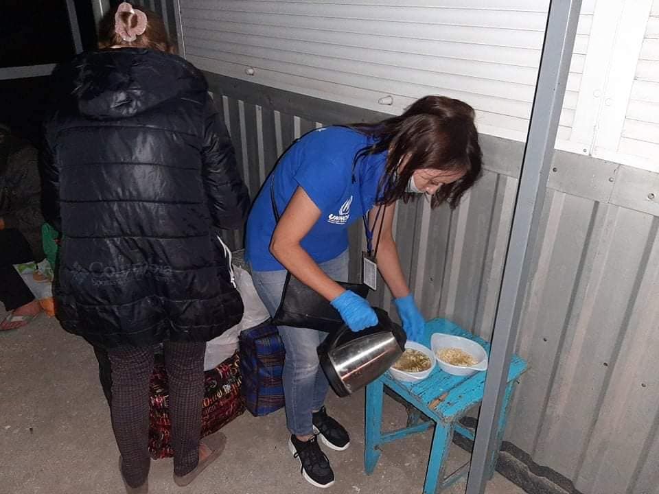 На КПВВ "Новотроицкое" ночевало 13 человек: не пропустили боевики (фото)