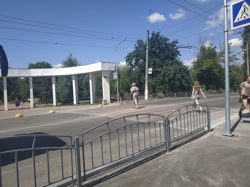 К Шелковичному в Славянске сделали новый пешеходный переход: фото, видео