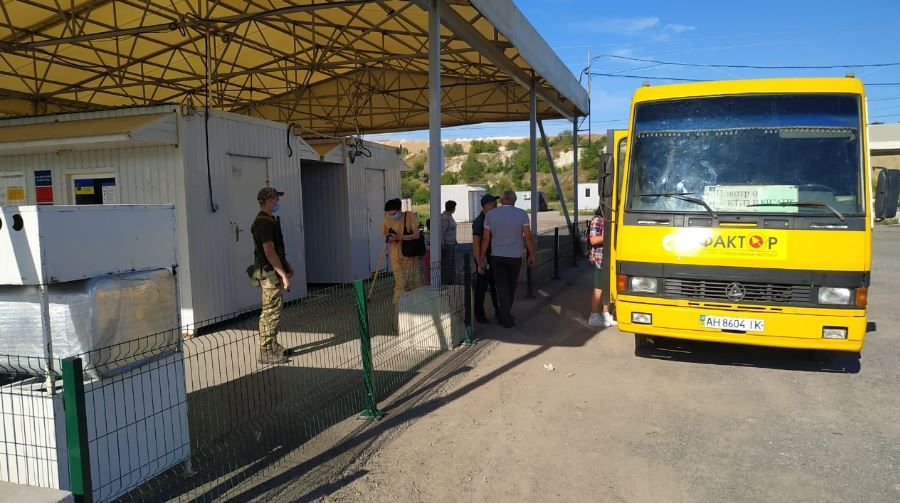 КПВВ "Новотроицкое" продолжает функционировать: фото, видео