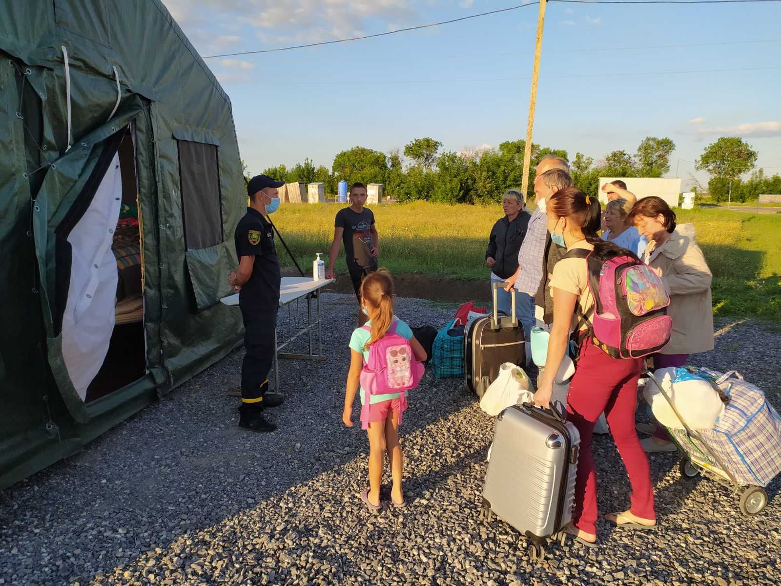 На Донетчине спасатели оказывают помощь гражданам, которые вынуждены оставаться на КПВВ: видео