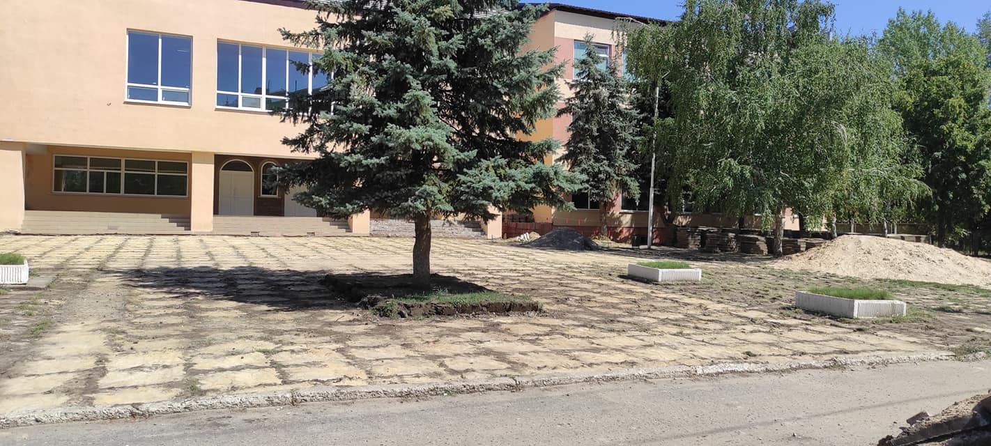 В одной из школ Старобельска благоустраивают пришкольную территорию