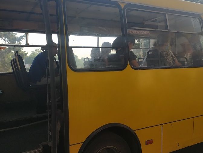 Жители поселка под Мариуполем жалуются на качество пассажирских перевозок