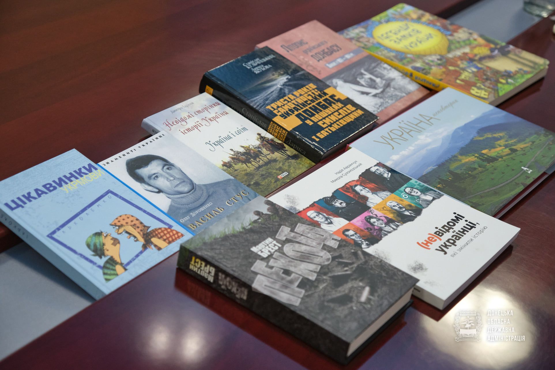 Девять молодежных центров Донетчины получили книги о российско-украинской войне: видео