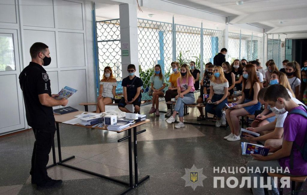 Полицейские Донетчины провели для школьников Мариуполя семинар по безопасности