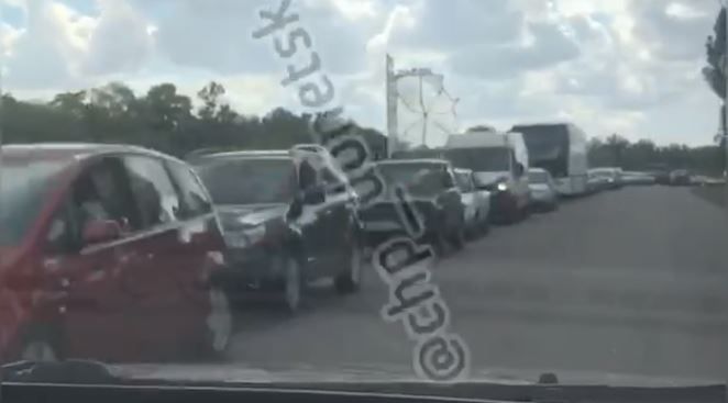 НВФ "ДНР" устроили проверки: на въезде в Донецк огромные очереди