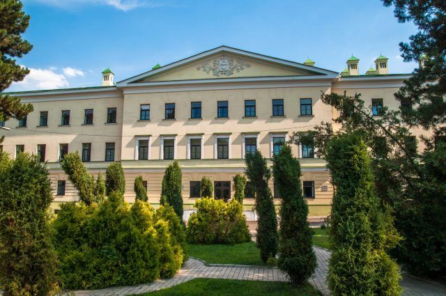 В клинике Днепра врачи спасают жизнь подорвавшемуся на мине в ООС бойцу
