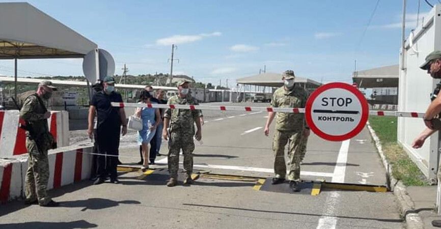 Пограничники пресекли попытку провезти через КПВВ "Новотроицкое" 200 тыс грн