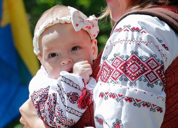В роддомах на Донетчине новорожденным будут дарить символ Украины - вышиванку: что известно