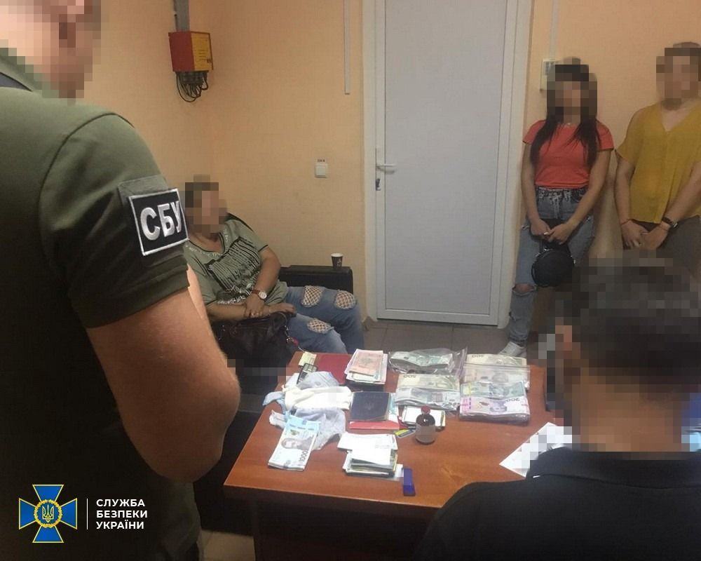 Жительница Горловки получала незаконно начисленные социальные выплаты и перевозила их в ОРДО