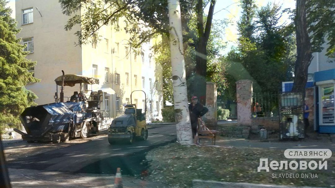 В Славянске на территории центральной больницы укладывают асфальт: фото