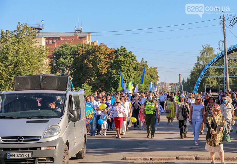В Славянске провели парад вышиванок: фото