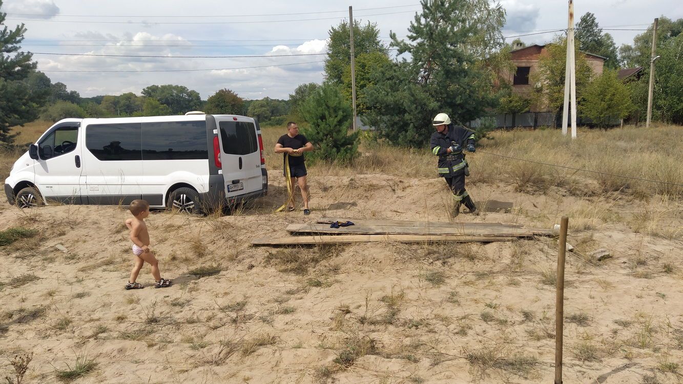 На автодороге Лиман-Брусовка спасатели ГСЧС помогали достать из песка микроавтобус: фото