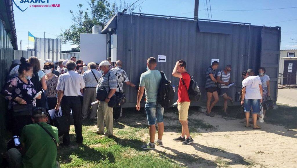 При здачі ПЛР-тестів на КПВВ «Станиця Луганська» не дотримуються санітарні норми і не видають чеки про оплату аналізу, - соцмережі