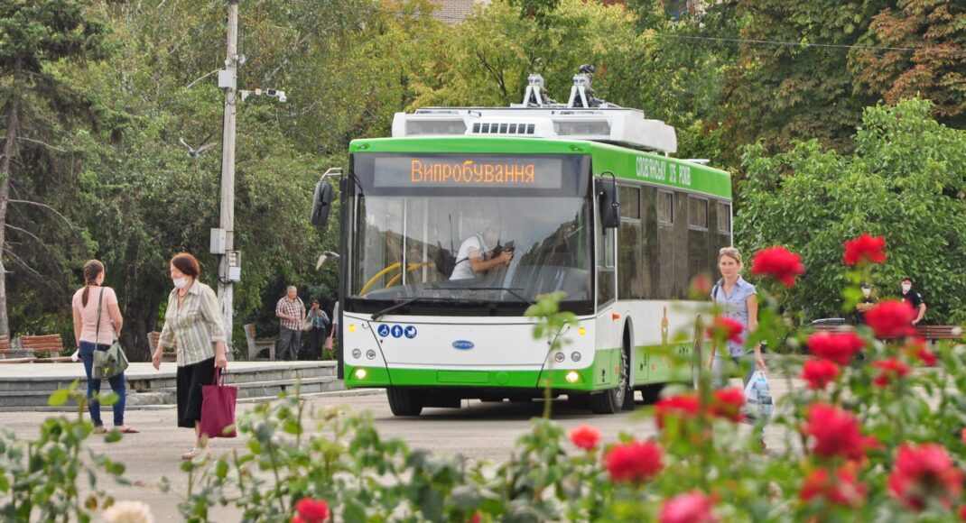 На центральной площади в Славянске презентовали новый троллейбус с автономным ходом: фото