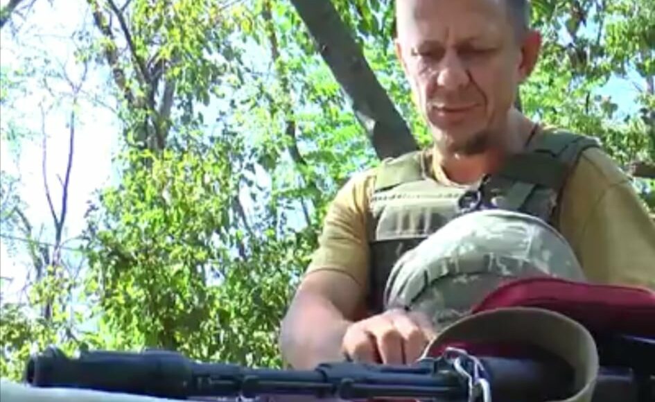 Отец девяти детей, который служит в АТО, начал изготавливать фигурки из дерева: видео