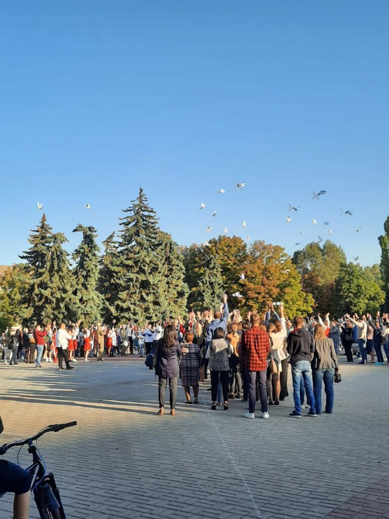 Жители Бахмута присоединились к Всеукраинской акции "Голубь мира"