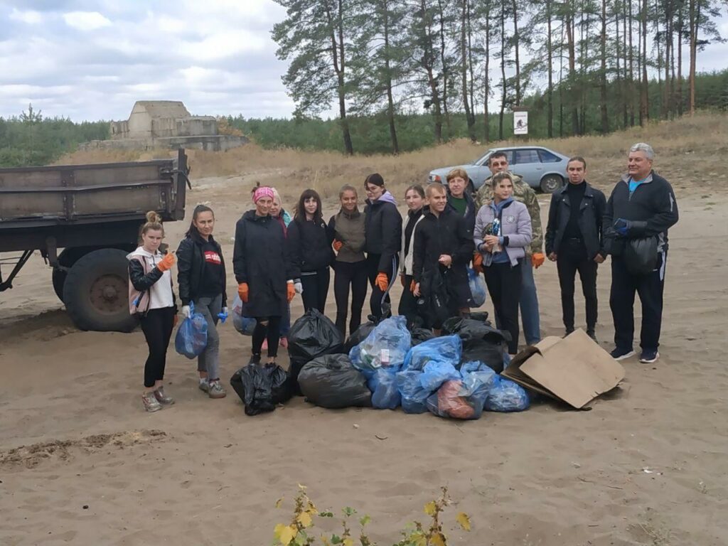 Молодежь из Краматорска и Лимана убрала более 70 мешков мусора в лесах на Голубых озерах