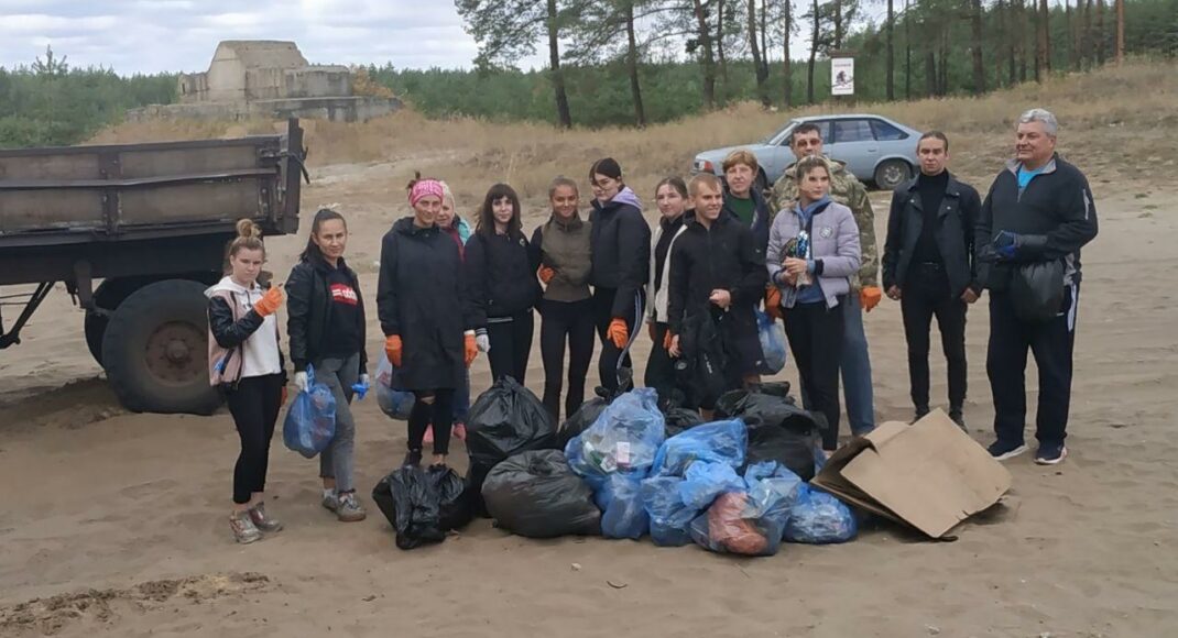 Молодежь из Краматорска и Лимана убрала более 70 мешков мусора в лесах на Голубых озерах