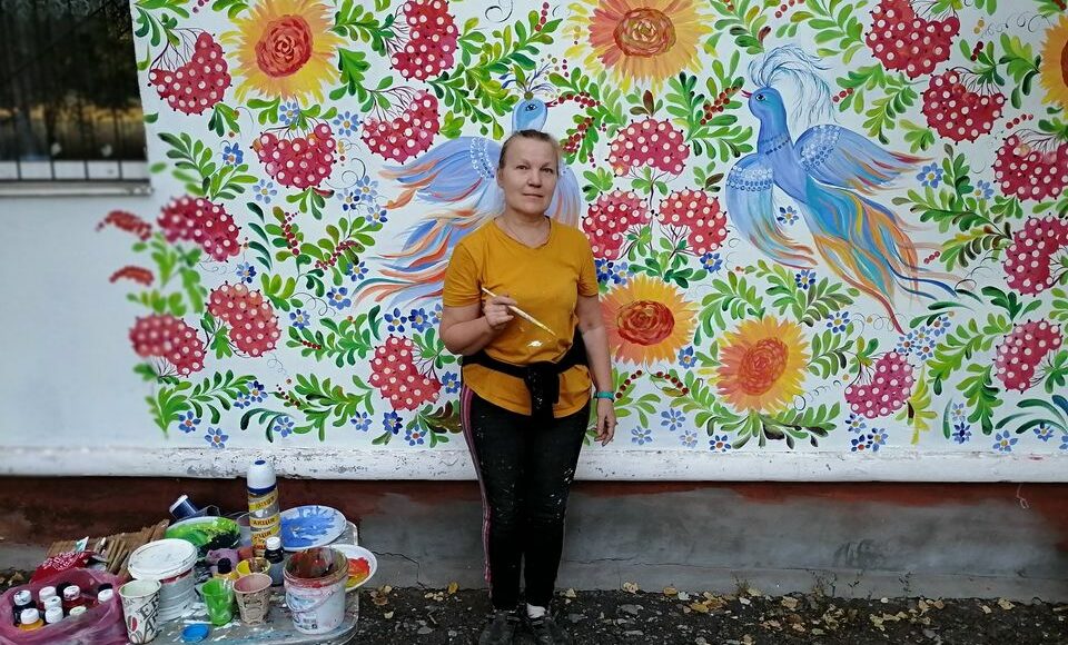 Жительница Краматорска украшает стены многоквартирного дома особой росписью: фото
