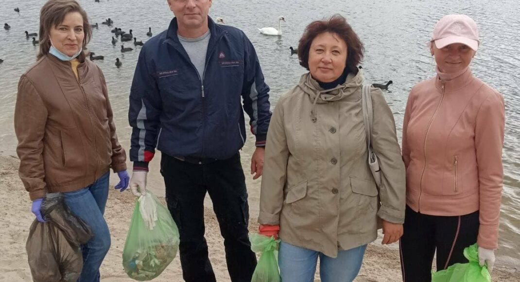 Сотрудники Департамента здравоохранения провели уборку на озере в Северодонецке: фото