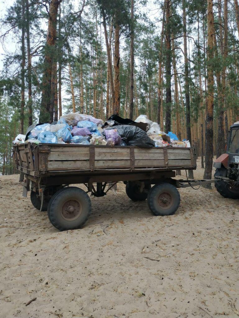 Молодежь из Краматорска и Лимана убрала более 70 мешков мусора в лесах на Голубых озерах