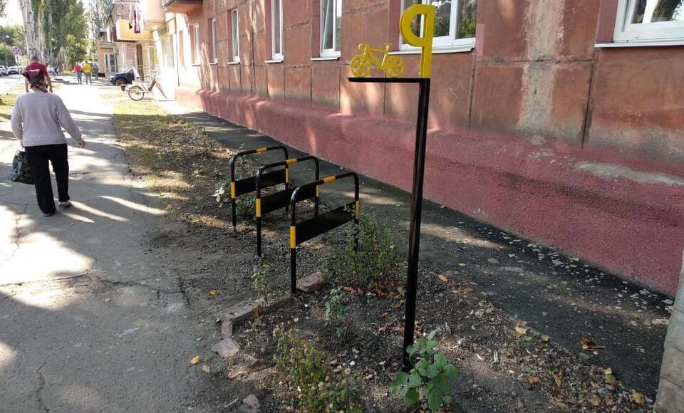 В Покровске начали устанавливать новые велосипедные парковки: фото