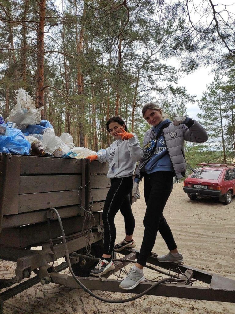 Молодежь из Краматорска и Лимана убрала более 70 мешков мусора в лесах на Голубых озерах